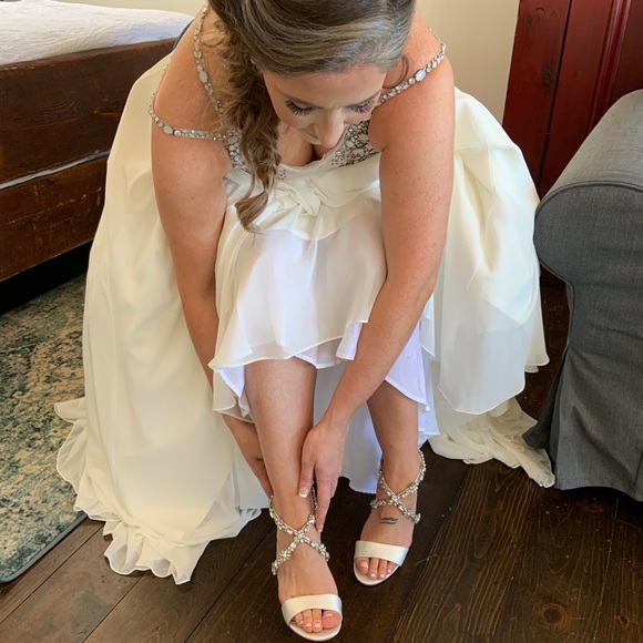 Hayley Paige Ellie Wedding Gown - Picture 9 of 12